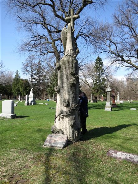 All_Saints_Parish_Cemetery_Chicago_IL_April_22nd_2013_WOW_tree_stump_angel_cross_2.jpg